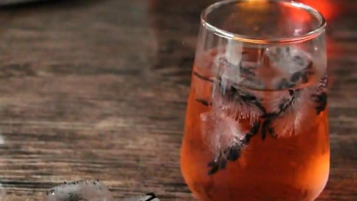 HOW TO MAKE SPIDER ICE CUBES – Crownful